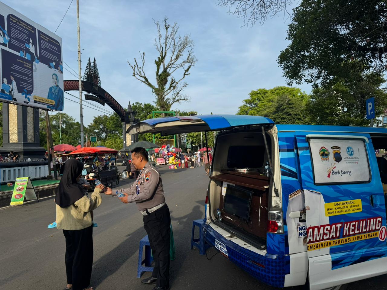Sat Lantas Polres Batang Bagikan Air Mineral di Car Free Day, Ajak Masyarakat Hidup Sehat dan Tertib Berlalu Lintas