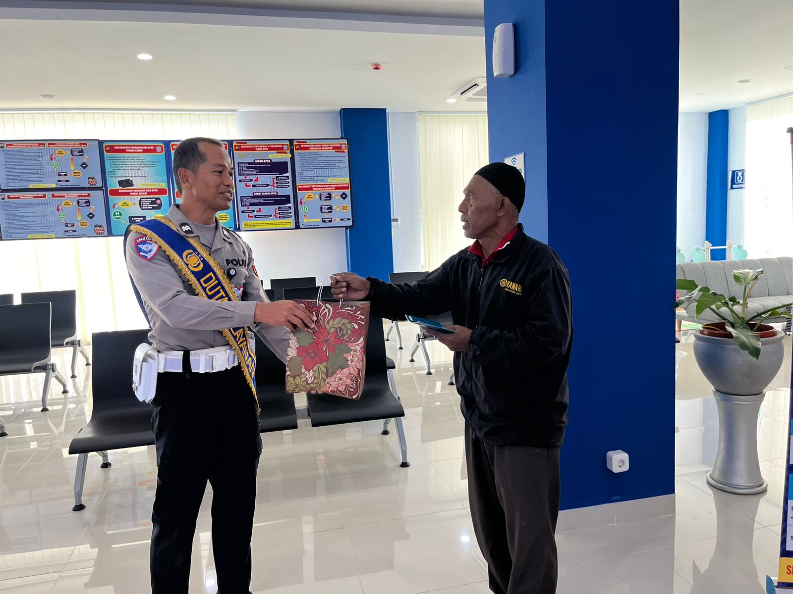 Unit BPKB Satlantas Polresta Cilacap Berikan Reward kepada Pemohon yang Berani Urus Sendiri Balik Nama Kendaraan