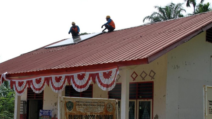 SuperSUN Terangi Sekolah Terpencil: Cahaya Digitalisasi Energi Bersih PLN