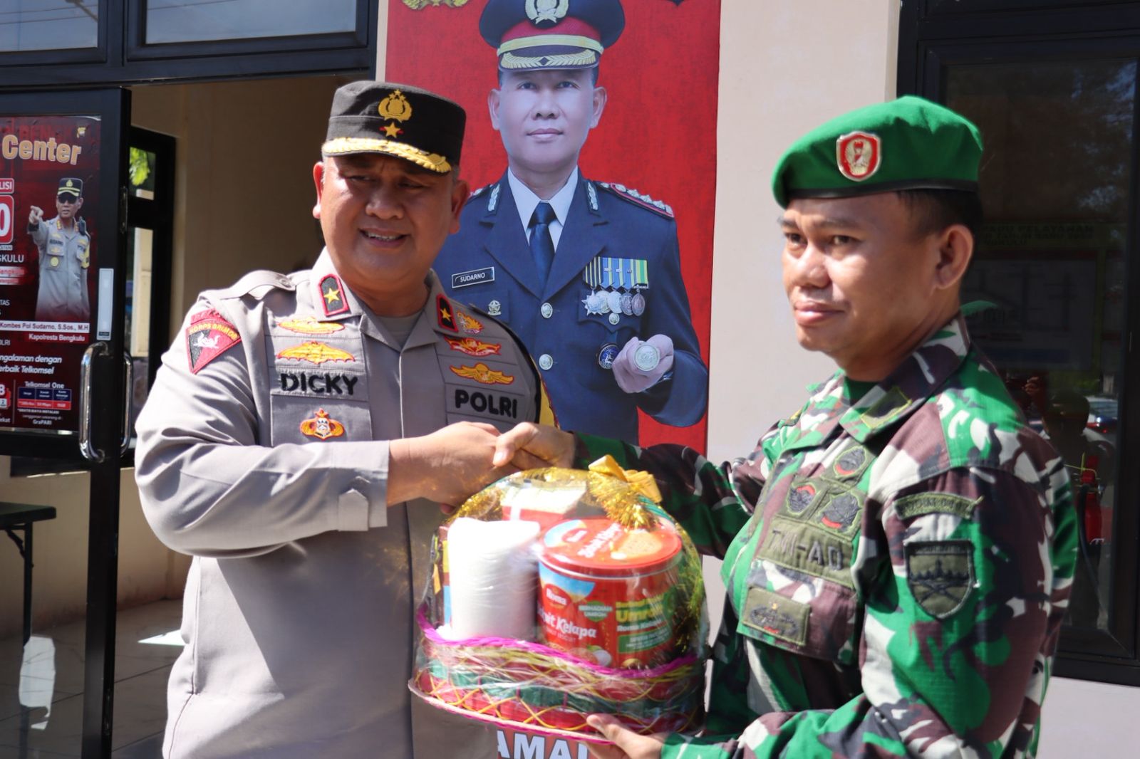 Wakapolda Bengkulu Kunjungi Pos Terpadu Nataru 2025–2026 di Pantai Panjang, Kapolresta Pastikan Kesiapan Pengamanan