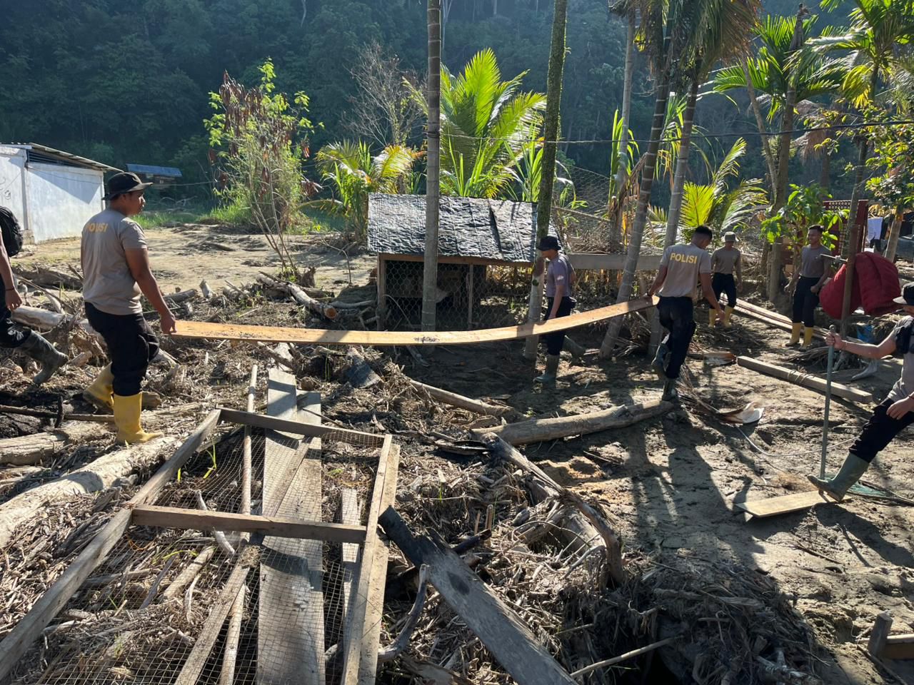 Pulihkan Pasca-Banjir Bandang, Tim SAR Resimen II Pasukan Pelopor Bersihkan Sungai di Agam
