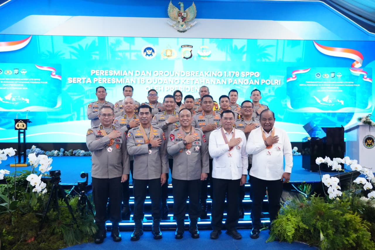 PRESIDEN PRABOWO ANUGERAHKAN BINTANG JASA DAN SATYALANCANA WIRA KARYA KEPADA PENGGERAK MBG DAN RANTAI PASOK SPPG POLRI
