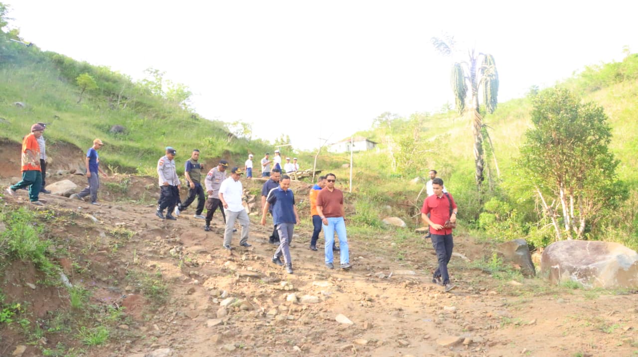 Wakapolda NTT Tinjau SMP Negeri 48 Sa Ate Gaikiu, Dirikan Tenda Darurat dan Salurkan Bantuan Pendidikan