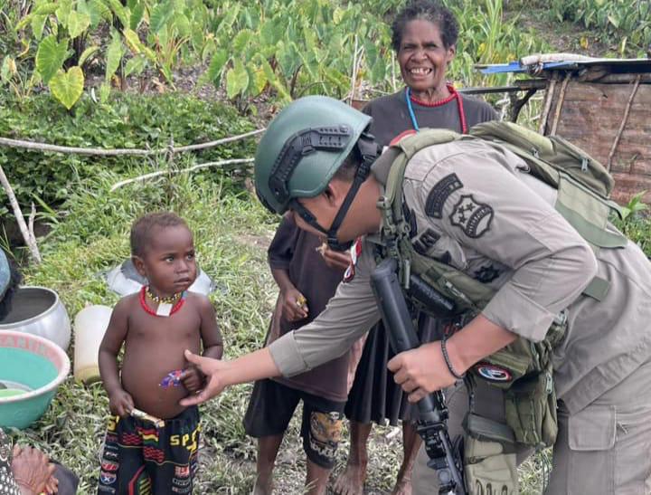 Sentuhan Humanis di Sinak : Satgas Damai Cartenz Bangun Kepercayaan Lewat Interaksi Anak-anak