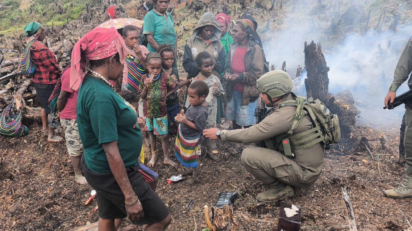 Saat Polisi dan Anak-Anak Papua Tertawa Bersama di Sugapa