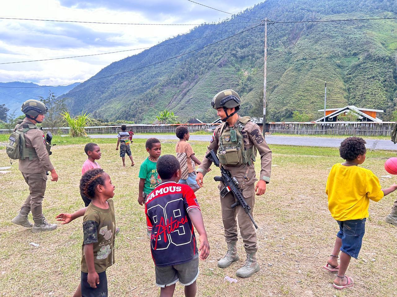 Polisi Hadir Menyapa Warga di Kulirik, Pendekatan Humanis Satgas Damai Cartenz Perkuat Rasa Aman