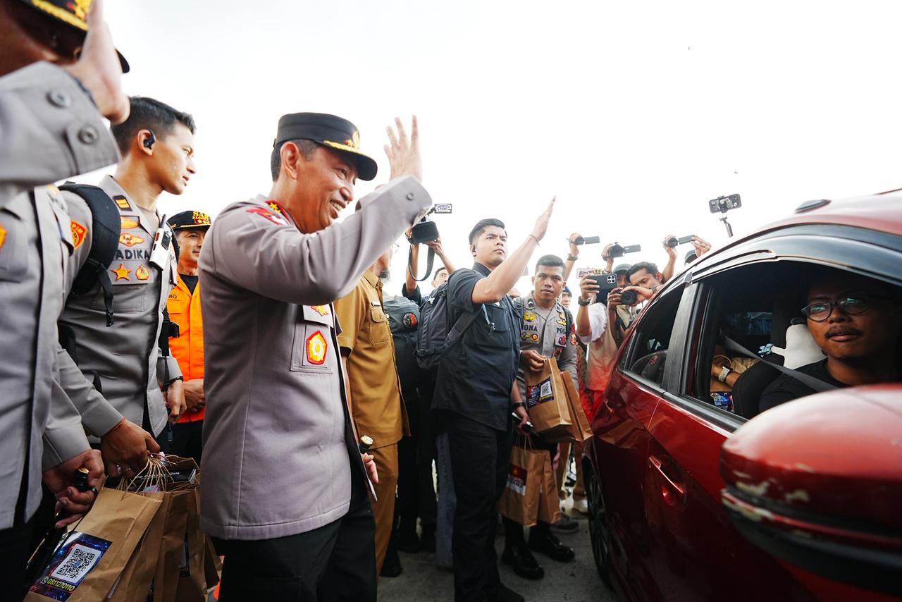 Tinjau Kalikangkung, Kapolri Pastikan Pelayanan hingga Rekayasa Lalin Optimal Hadapi Mudik