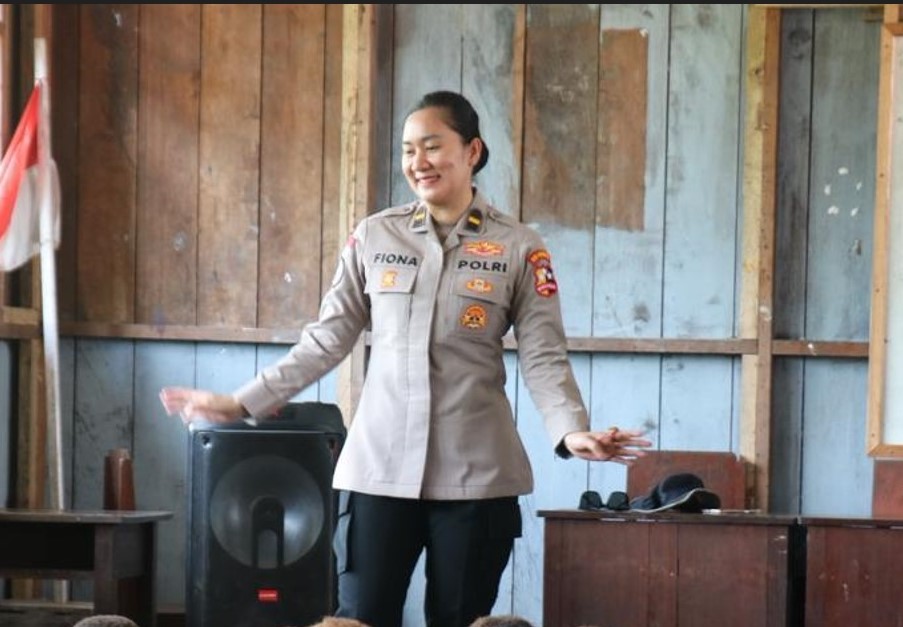 Hadirkan Keceriaan dan Edukasi Bagi Siswa, Satgas Damai Cartenz Gelar Bakti Sosial di SD Negeri Pomako 1