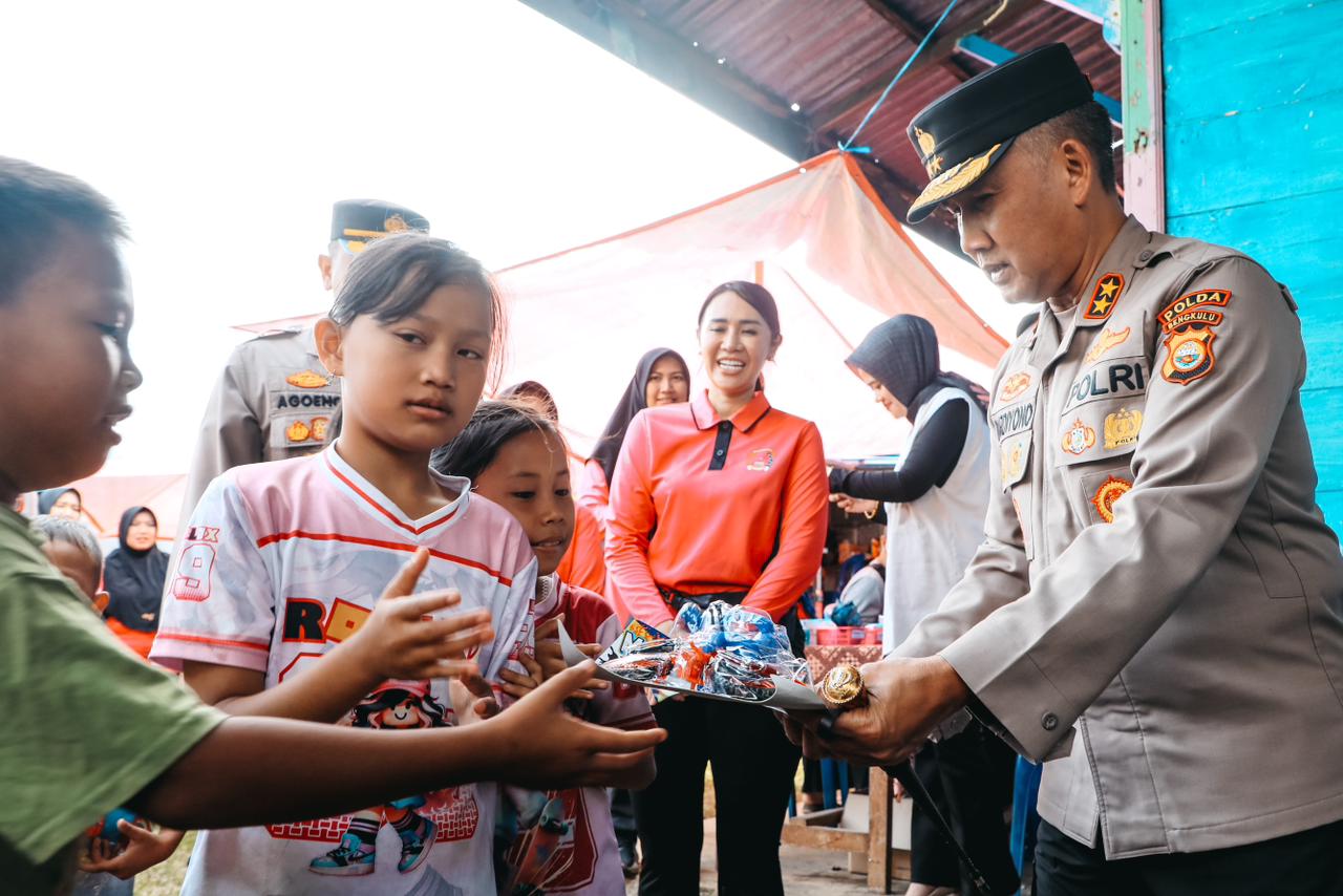 Kapolda Bengkulu Tinjau Posko Tanggap Darurat dan Salurkan Bantuan untuk Korban Banjir dan Longsor di Lebong.