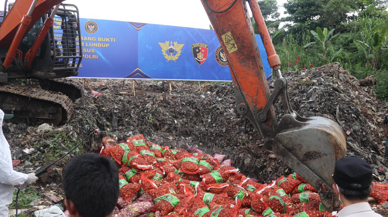 Bareskrim Polri Musnahkan Ribuan Kilogram Bawang Impor Ilegal dari Jalur Tikus Perbatasan Malaysia