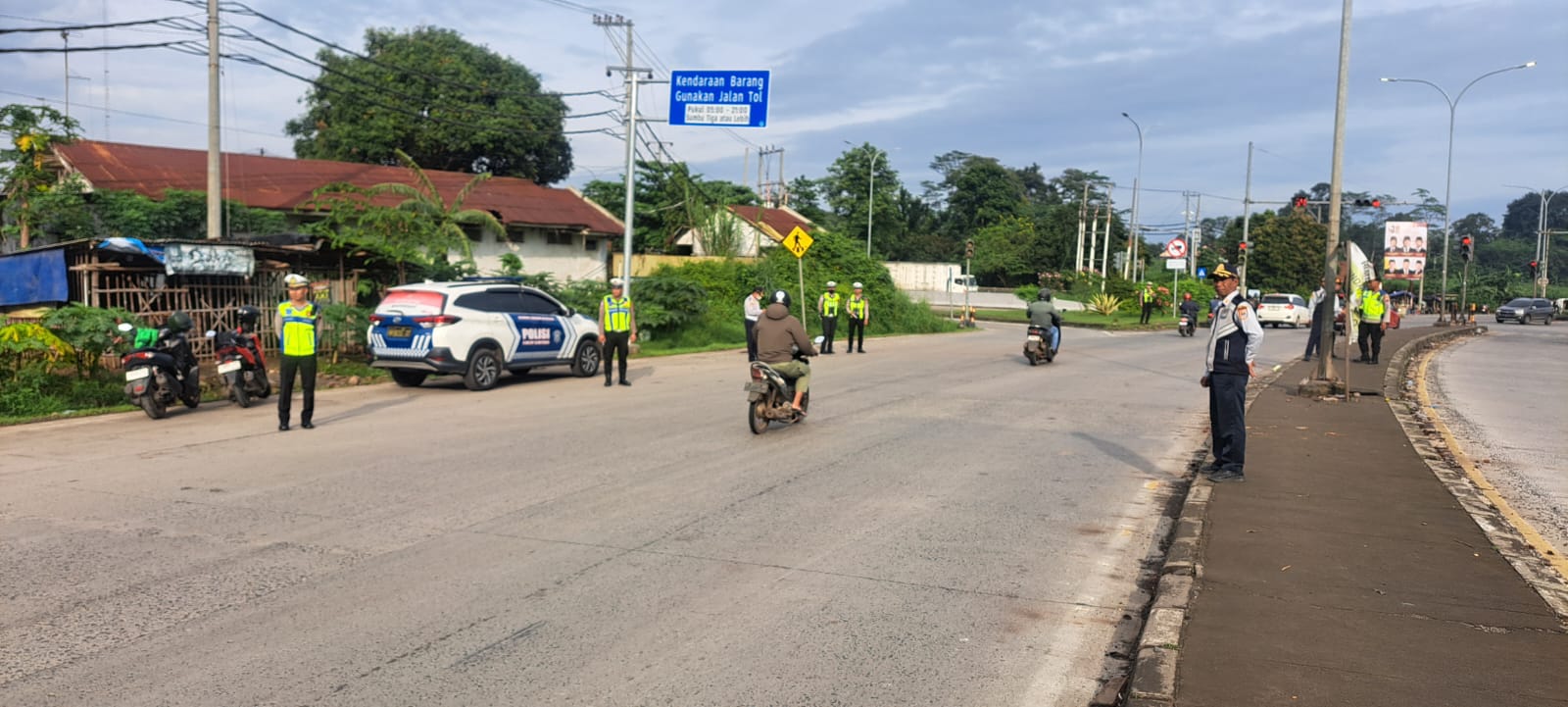 Tekan Fatalitas Kecelakaan, Satlantas Batang Gencarkan Imbauan Truk Sumbu 3 Masuk Tol Di Kandeman ke Pemalang