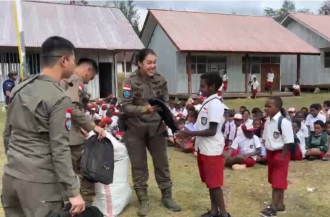 Bermain dan Belajar Bersama Anak, Satgas Kepolisian Operasi Damai Cartenz Berikan Dukungan Psikologis di SD Inpres Kago